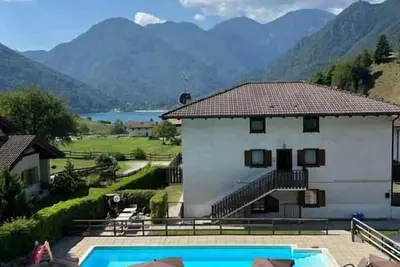 Image de Appartement de vacances avec piscine et vue sur la montagne