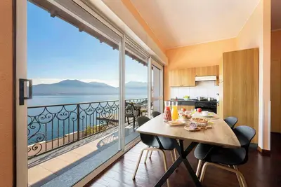 Image de Appartement de vacances avec balcon avec vue sur le lac, plage privée et parking