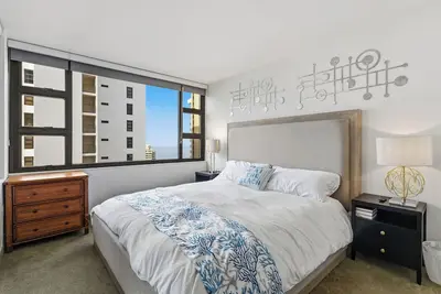 Image de Modern Oceanfront Waikiki High-Rise, 30th Floor