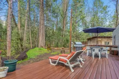 Image de The Little House in the Big Woods, a creekside cottage near Yosemite.