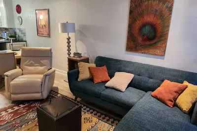 Image de In the trendy, funky & walkable South Congress area — 2-bedroom condo in Austin!