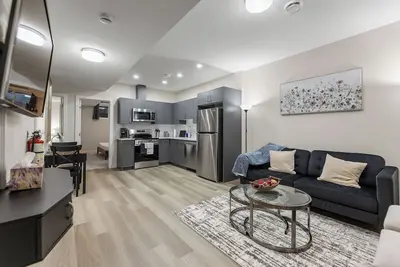 Image de New 2br Suite | King Bed | Full Kitchen & Laundry