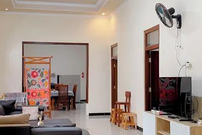 Image de Spacious 3-Br Family Guest House in Central Solo with Kitchen & Laundry