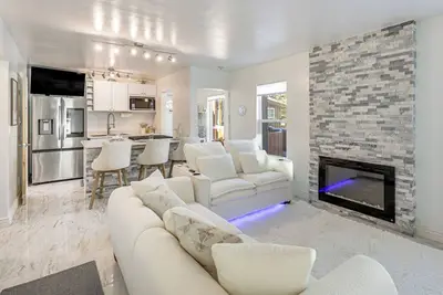 Image de Newly Renovated, Modern Mtn Getaway: Pets Welcome!