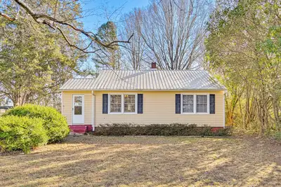 Image de 2 Mi to Uptown Lexington: Pet-Friendly Getaway!