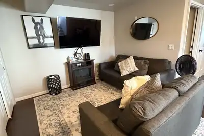 Image de The Suburban Sanctuary: Spacious Garden Level Suite with Private Entry