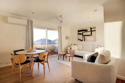 Image de Beachside Apartment with Ocean View Balcony