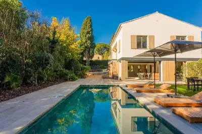 Image de Villa « Moderne » avec piscine privée, Wi-Fi et climatisation