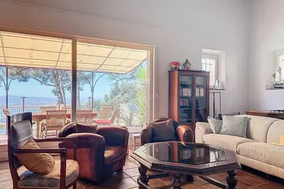 Image de Villa avec piscine au Mont Faron, climatisée et jusqu'à 16 invités.