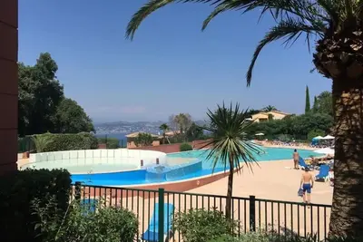 Image de jardin secret beau 2-pieces en résidence de standing avec piscine et jacuzzi