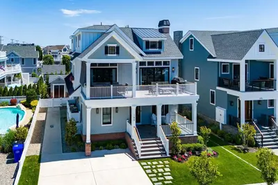 Image de A premier beach block retreat designed for the ultimate coastal getaway with a Pool, Elevator and Ocean Views.