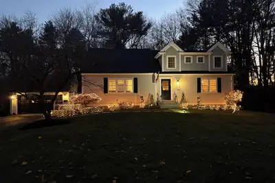 Image de Charming home in beautiful Hingham. Available during the World Cup this summer.