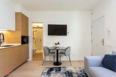 Image de magnífico apartamento completamente reformado, situado en una de las calles más emblemáticas y deseadas del prestigioso barrio de Justicia, en pleno corazón de Madrid.