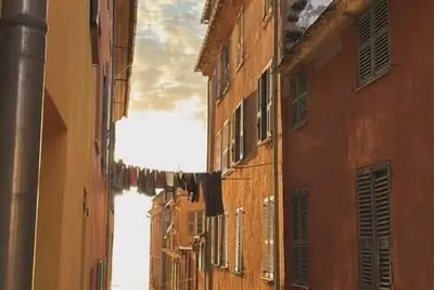 Image de T3 clair et design au cœur du vieux Bastia