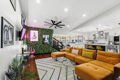 Image de Stunning Carrolton Castle with 4 Bedrooms + Pool + Media Room