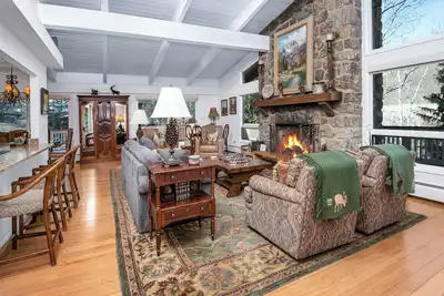 Image de 225 Forest Road | 4bd Classic Vail Home