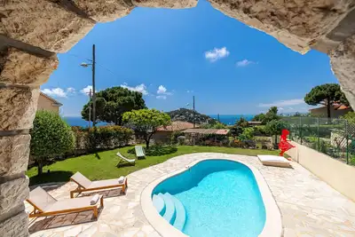 Image de Villa lumineuse avec vue mer et piscine