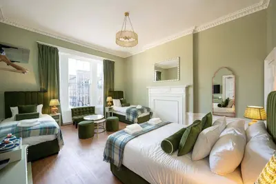 Image de Large Family Room (2nd Floor - Room 1)