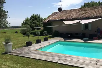 Image de maison de campagne rénovée avec piscine chauffée et spa à 12 minutes des  plages