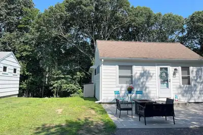Image de Westerly beach cottage bliss: 2 bed, cool air, porch vibes, deck dreams.