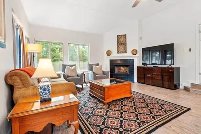 Image de High Ceilings | Fenced Yard | Bright Interiors