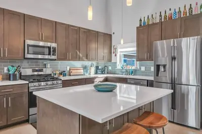 Image de 15 Min to Downtown with Backyard & Parking
