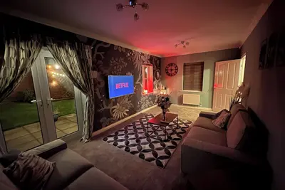 Image de Cosy detached 3-bed, free parking, near Manchester