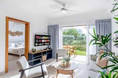 Image de First floor apartment private patio swimming pool