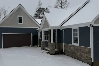 Image de Brand New Lakefront Estate | Sleeps 36 | May 2026