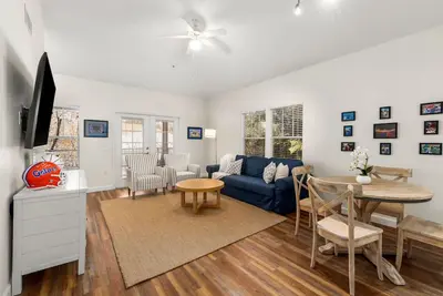 Image de 2br Haile Village Condo | Near Uf, Pool + Gym