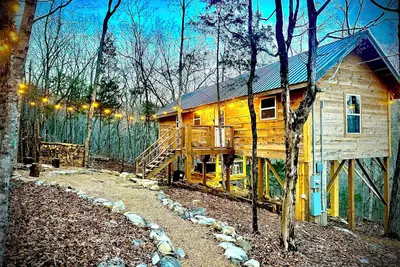 Image de Boutique Mcm 2 bed cabin hot tub fire pit 15 min to downtown Chattanooga Tn