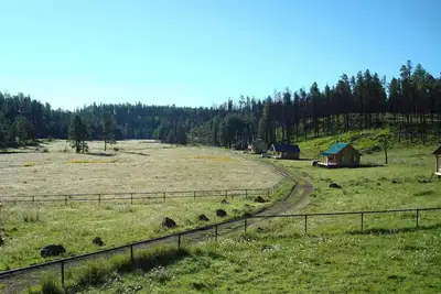 Image de A peaceful setting for guests to relax and unwind. 18 Guest, 2 floor cabin