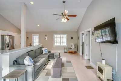 Image de 6 Mi to Tanglewood! High-End Lee Apartment