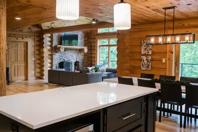 Image de Lakefront w Community Dock Slip, Hot Tub, Fire Pit