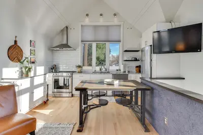 Image de 2-Story Guesthouse w/ Private Deck in Ne Pdx