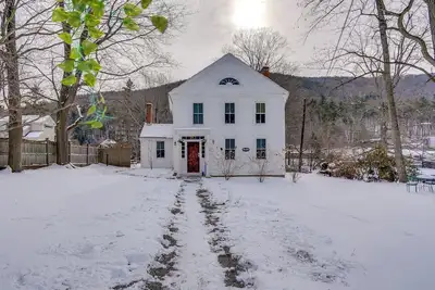 Image de Hike, Fish & Ski: Riverside Barn Loft in Lee