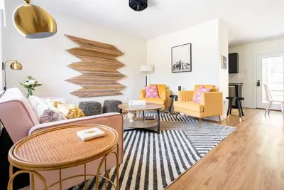 Image de Prime Location! 2 King Bedrooms and Fenced Yard. Pet Friendly