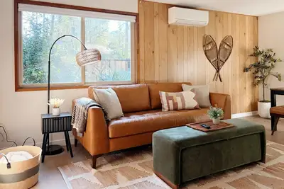 Image de Renovated Cabin: New Hot Tub & Creek Deck!