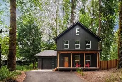 Image de Duo Retreat: 2 Hot Tubs & Creekside Deck!