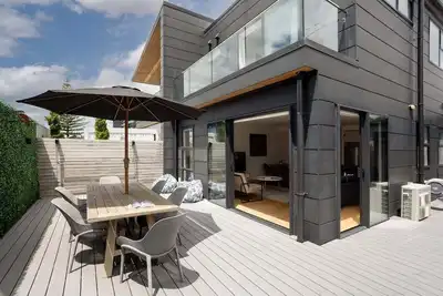 Image de Morning Tide Retreat - Luxury Coastal Family Escape with Ocean-View Balcony, Alfresco Dining & Prime Papamoa Location