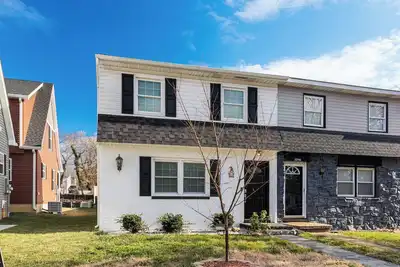 Image de In Leonardtown Square! Spacious 3-bedroom townhome, walk to wharf, shops, food!