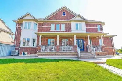 Image de Modern & Cozy 2 bedroom Retreat, steps to Park, near Hwy, Hospital & Wonderland.