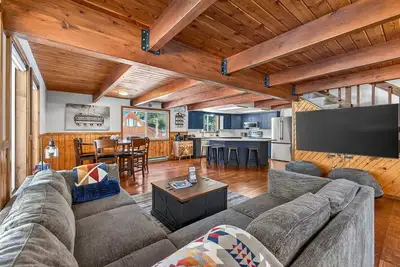 Image de Mountains are Calling- Downtown oasis with game Room, hot tub, and trailer parking