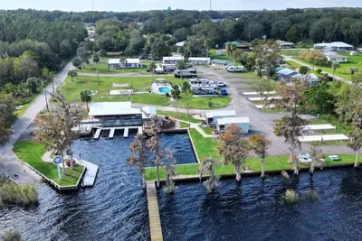 Image de Cozy Deluxe Cottage with Lake Views in tranquil Crescent City