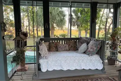 Image de Cozy 1 bedroom riverfront cottage on Saint Helena Island with pool & beach pass