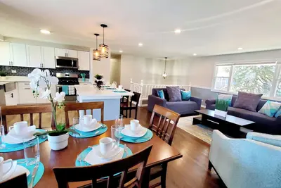 Image de Aqua House - Stylish Modern Home Yard & Deck Schaumburg O'Hare