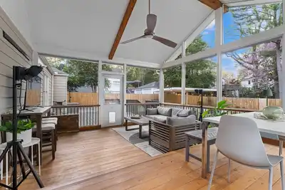 Image de Fenced Yard, Screened Porch, Near Emory & Downtown Decatur