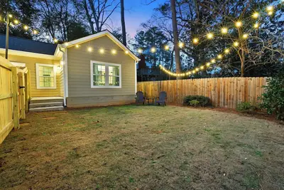 Image de Private Home w/ Fenced Yard, King Bed & Workspace, Decatur
