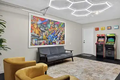 Image de Hot Tub + Fire Pit Swings + Retro Arcade Garage = Fun Modern Stay