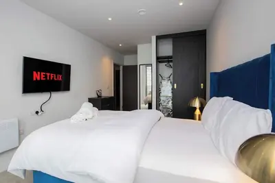 Image de Appartement urbain de luxe avec spa, piscine, terrasse, salle de sport, parking, centre de Manchester